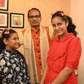 The CM of Madhya Pradesh Shri Shivraj Singh Chouhan blessed the kids Saanvi Shrivastava – Riddhima Shrivastava For Their Debut Book  Diary Of Angel & Ginie
